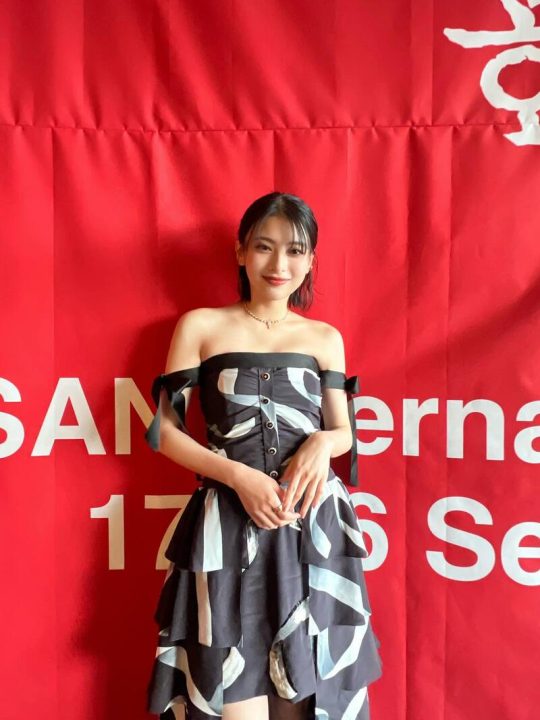 釜山国際映画祭でのドレス（出口のインスタグラムより）
