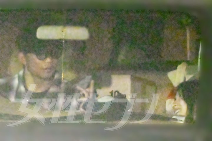 車内でほほ笑み合うふたり（2026年5月）