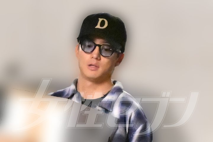 荷物を抱える伊藤（2026年5月）