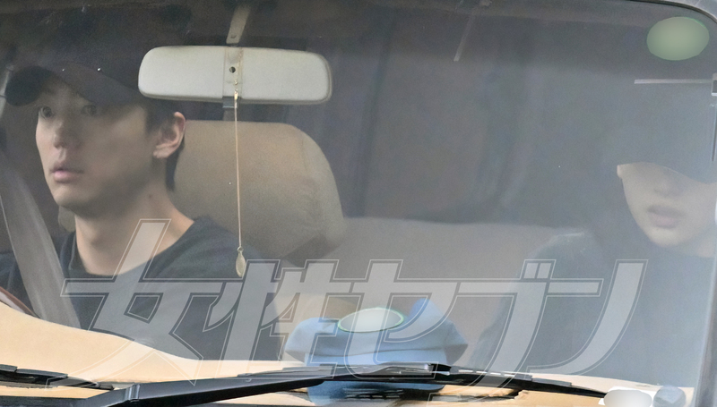 出かける伊藤と出口。（2026年5月）