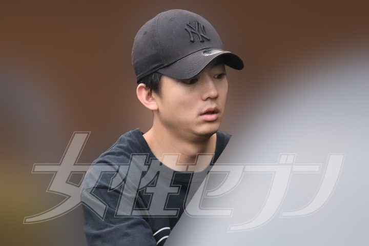 車に乗り込む伊藤（2026年5月）