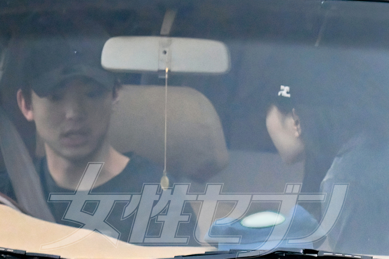車中で会話をする伊藤と出口。（2026年5月）