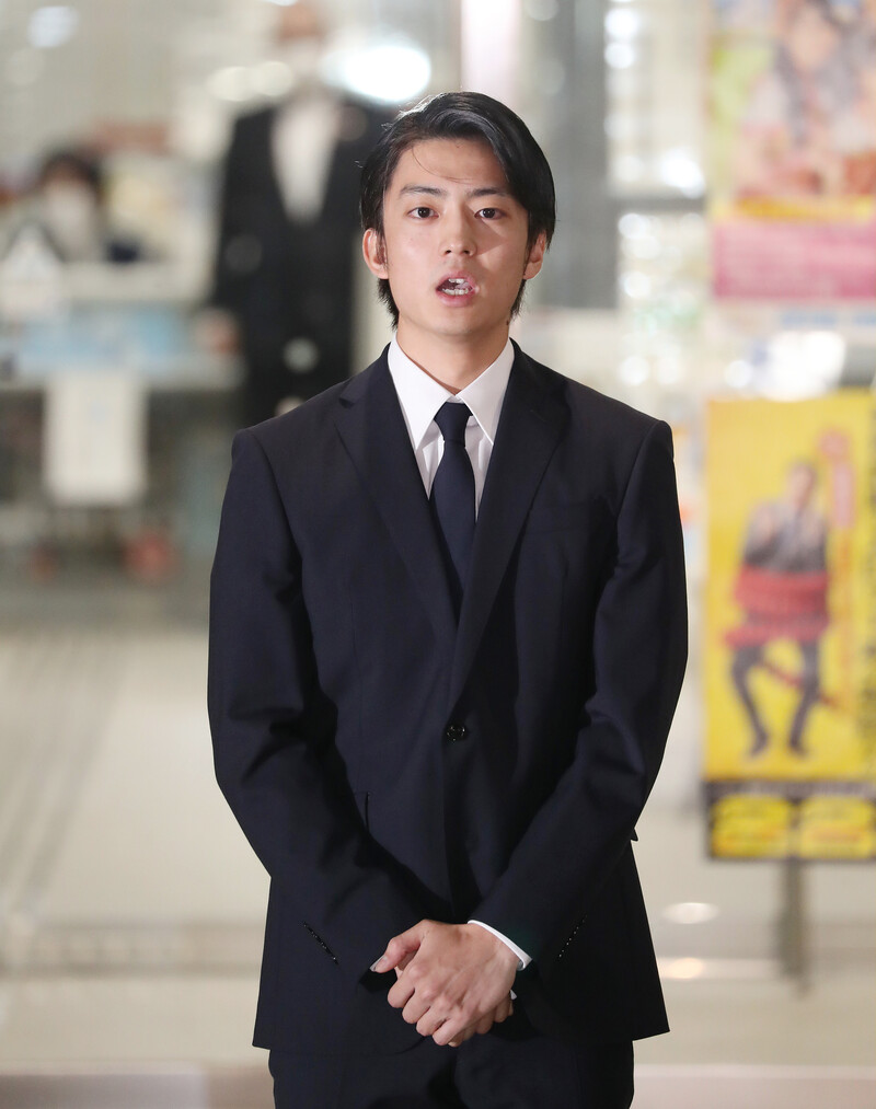 謝罪をする伊藤（時事通信フォト）