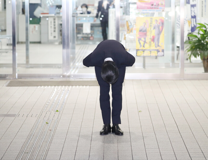深々と頭を下げる伊藤（時事通信フォト）