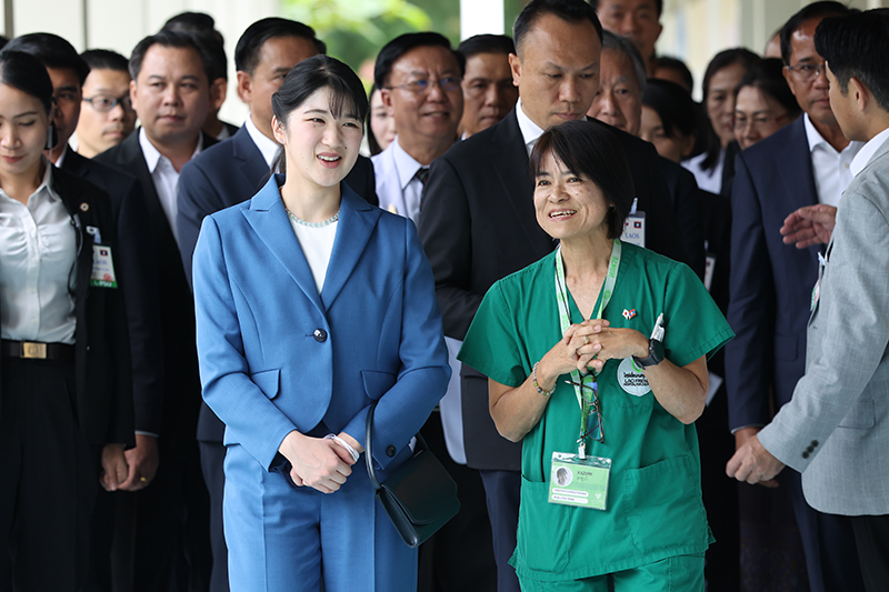 ラオスの小児病院ではスタッフや患者と言葉を交わされた（2025年11月、写真／JMPA）