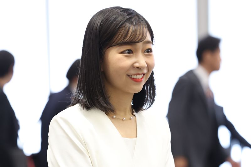同じスーツでも小物や髪型によって雰囲気が異なる。（2025年5月、写真／JMPA）