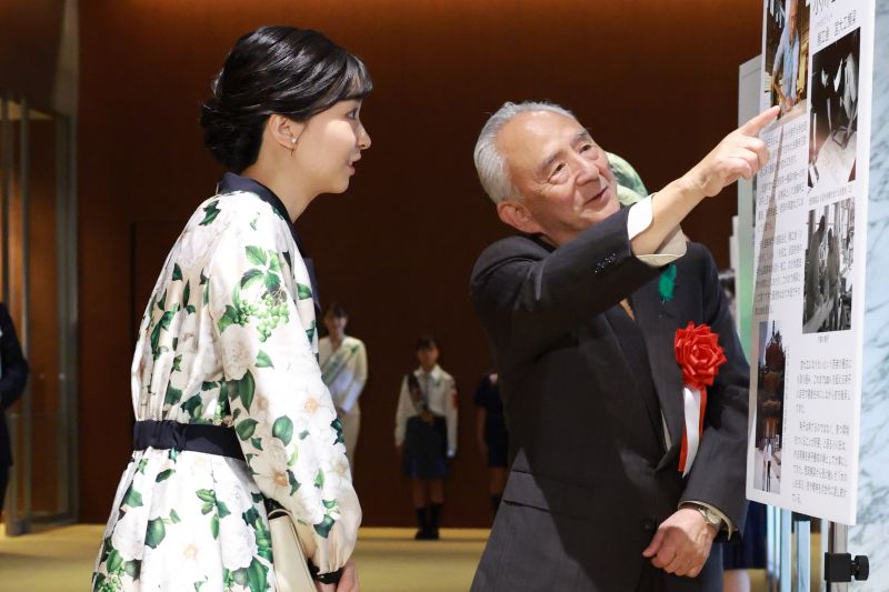 説明を熱心に聞かれる佳子さま。（2026年5月、写真／JMPA）