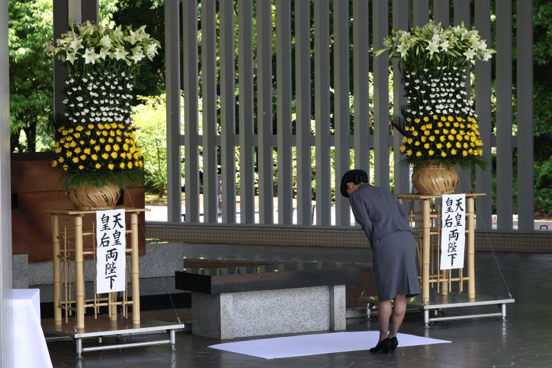深々と拝礼される佳子さま。（2026年5月、写真／JMPA）