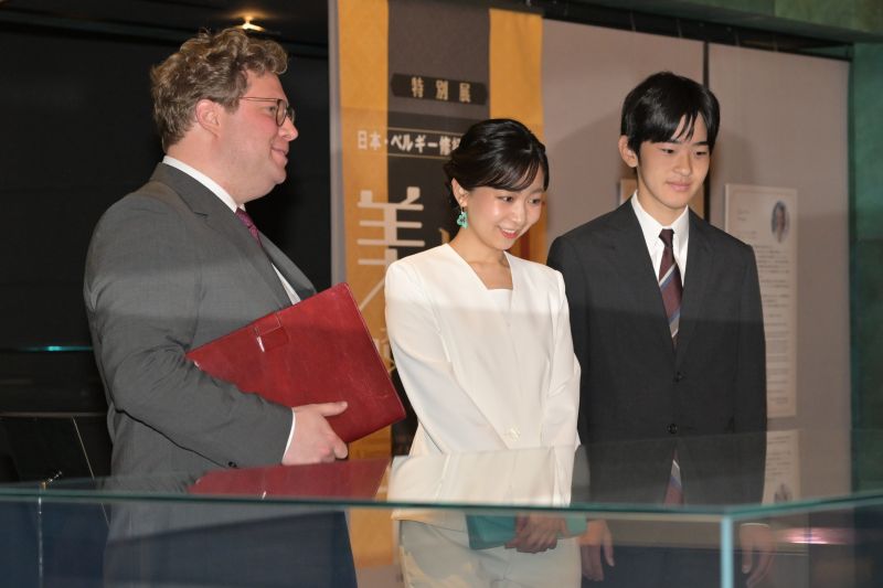 担当者の説明に耳を傾けられる佳子さまと悠仁さま。（2026年5月、写真／JMPA）