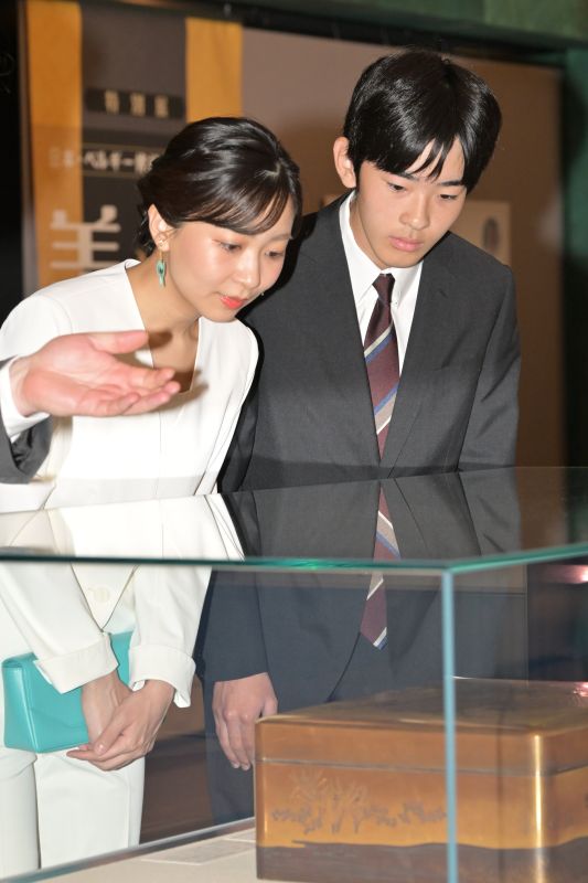 展示品に顔を近づける場面も。（2026年5月、写真／JMPA）