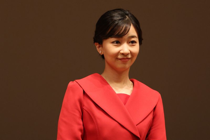 胸元に布を足されたワンピースをお召しになっていた佳子さま。（2025年8月、写真／JMPA）