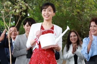 《公務でお召しになるには派手すぎでは？》佳子さま「鎖骨あらわな真っ赤なワンピース」でコンサ…