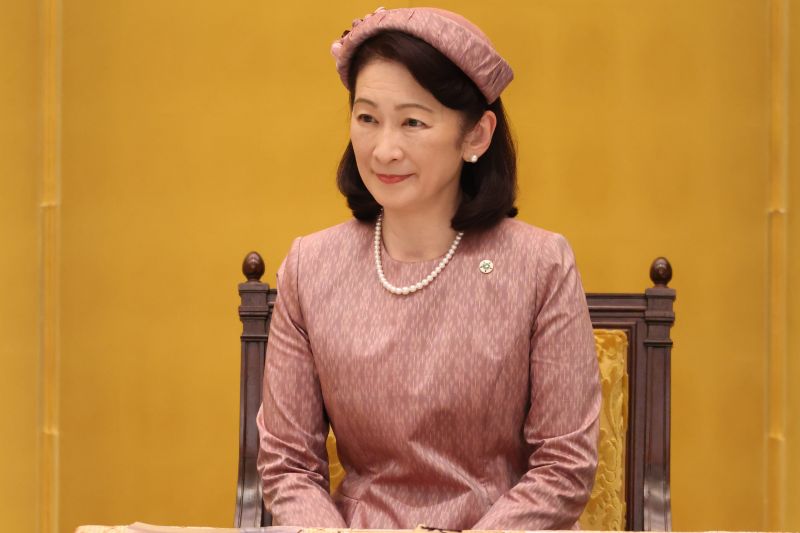 よくみるとワンピースと帽子には同じ模様の布が使われている。（2026年4月、写真／JMPA）
