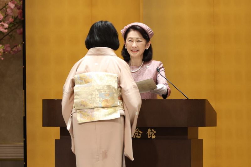 笑顔で賞状をお渡しに。（2026年4月、写真／JMPA）
