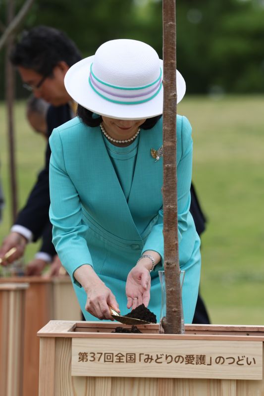 記念植樹される紀子さま。（2026年5月、写真／JMPA）