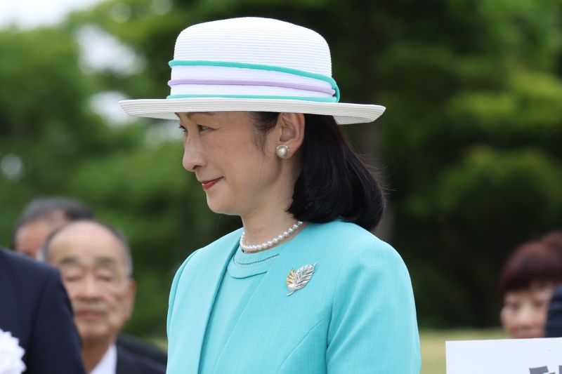ターコイズブルーと薄紫のラインが入った帽子。（2026年5月、写真／JMPA）
