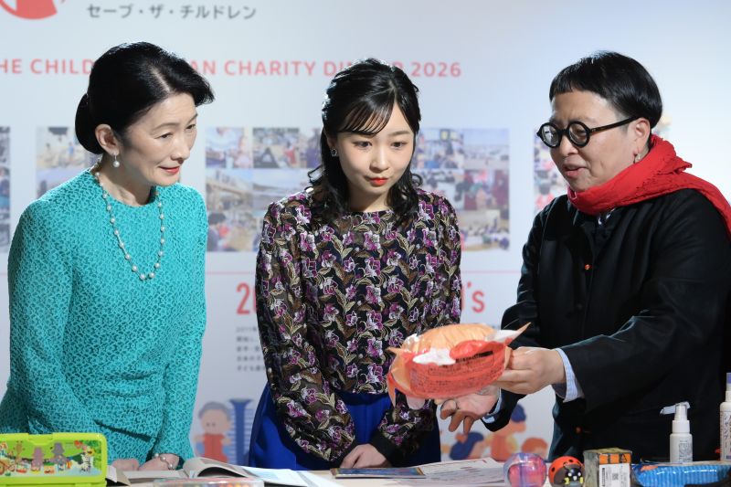 担当者の説明を熱心に聞かれるおふたり。（2026年5月、写真／JMPA）