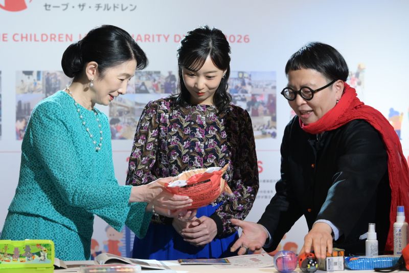 実際に手に取ってじっくりご覧になる場面も。（2026年5月、写真／JMPA）