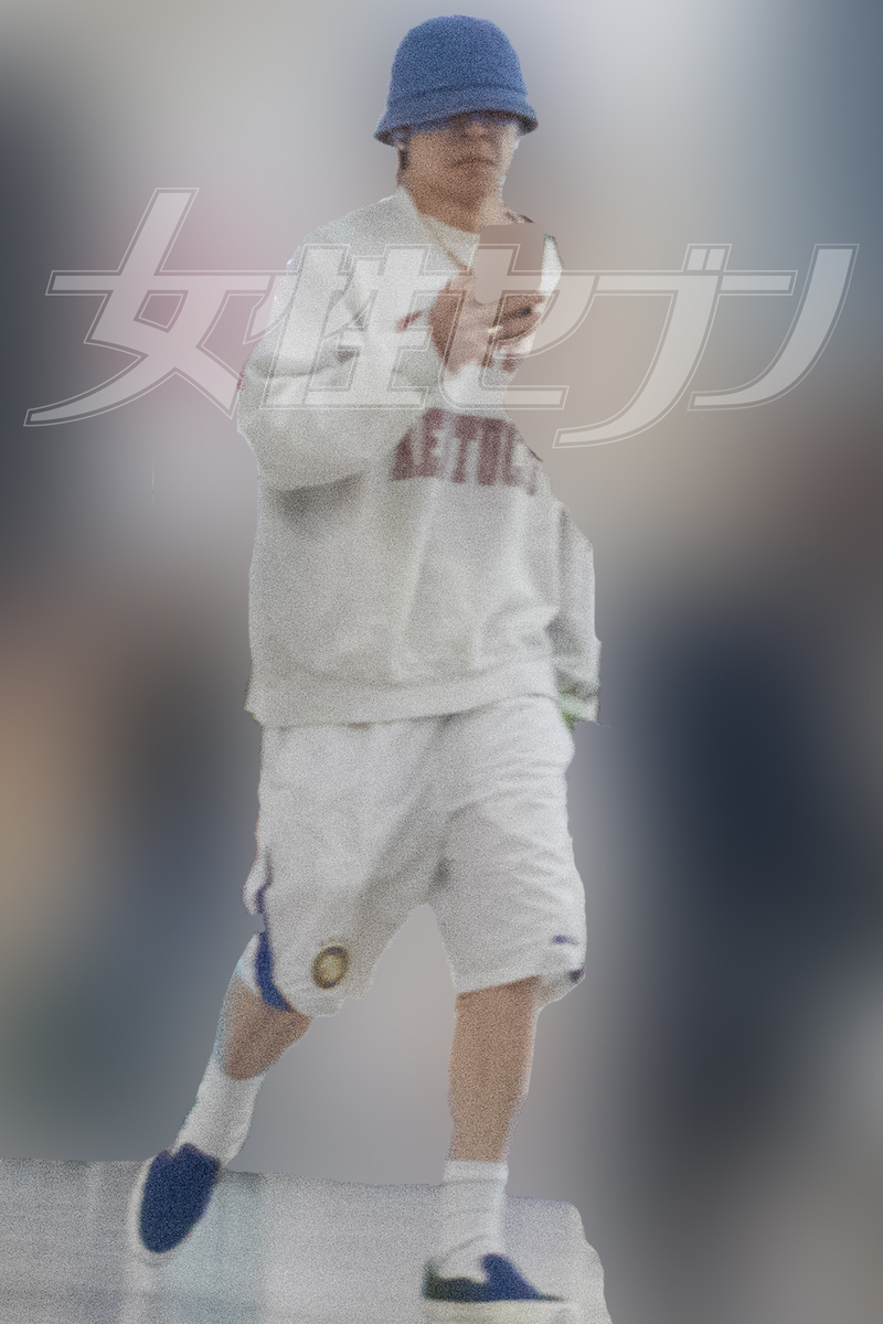 ラフな服装で歩く岸優太（2026年5月）