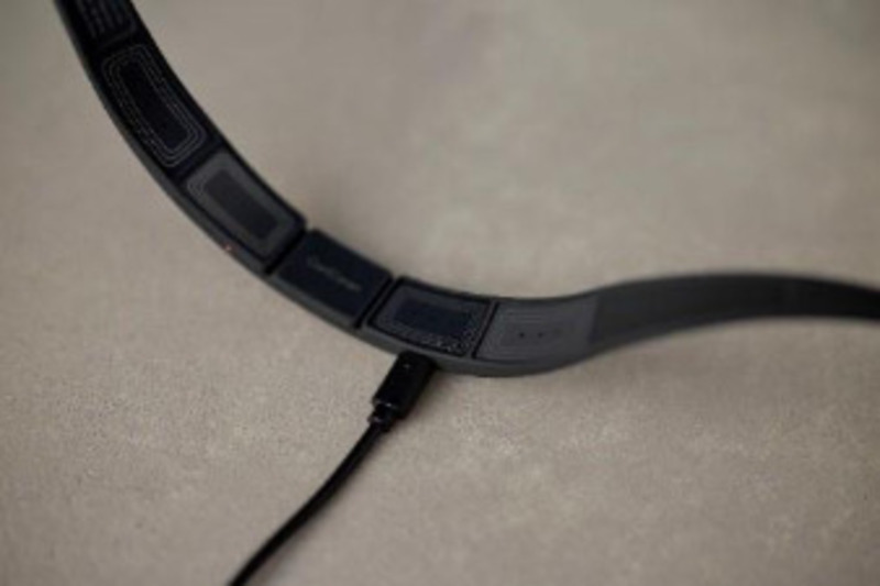 充電は専用のUSB Type-Cケーブルで