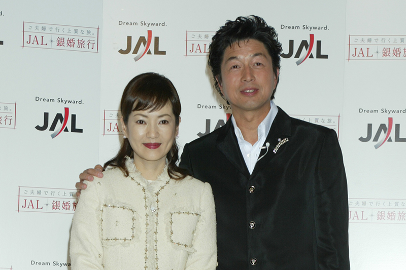 『JAL銀婚旅行ベストカップル2004』に選出された中村（右）と五十嵐さん（左）（2004年）