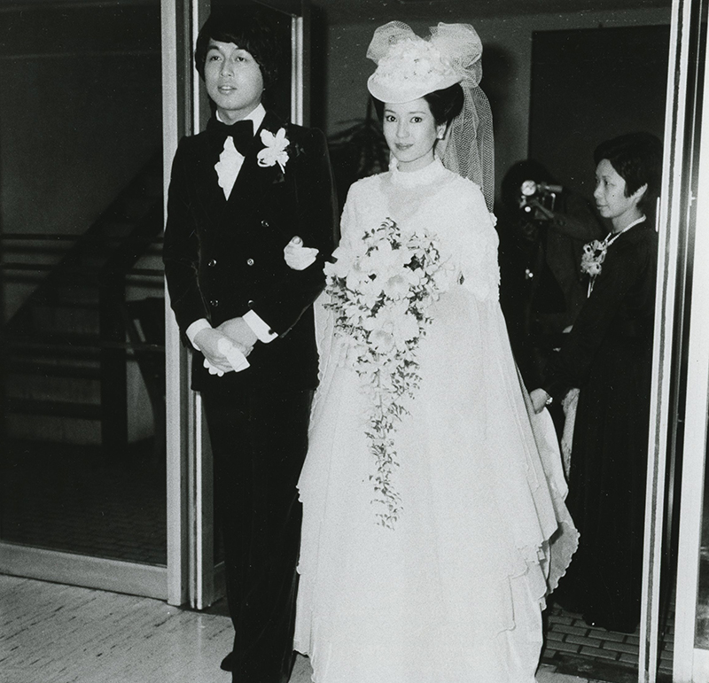 結婚式での中村（左）と五十嵐さん（1977年2月）