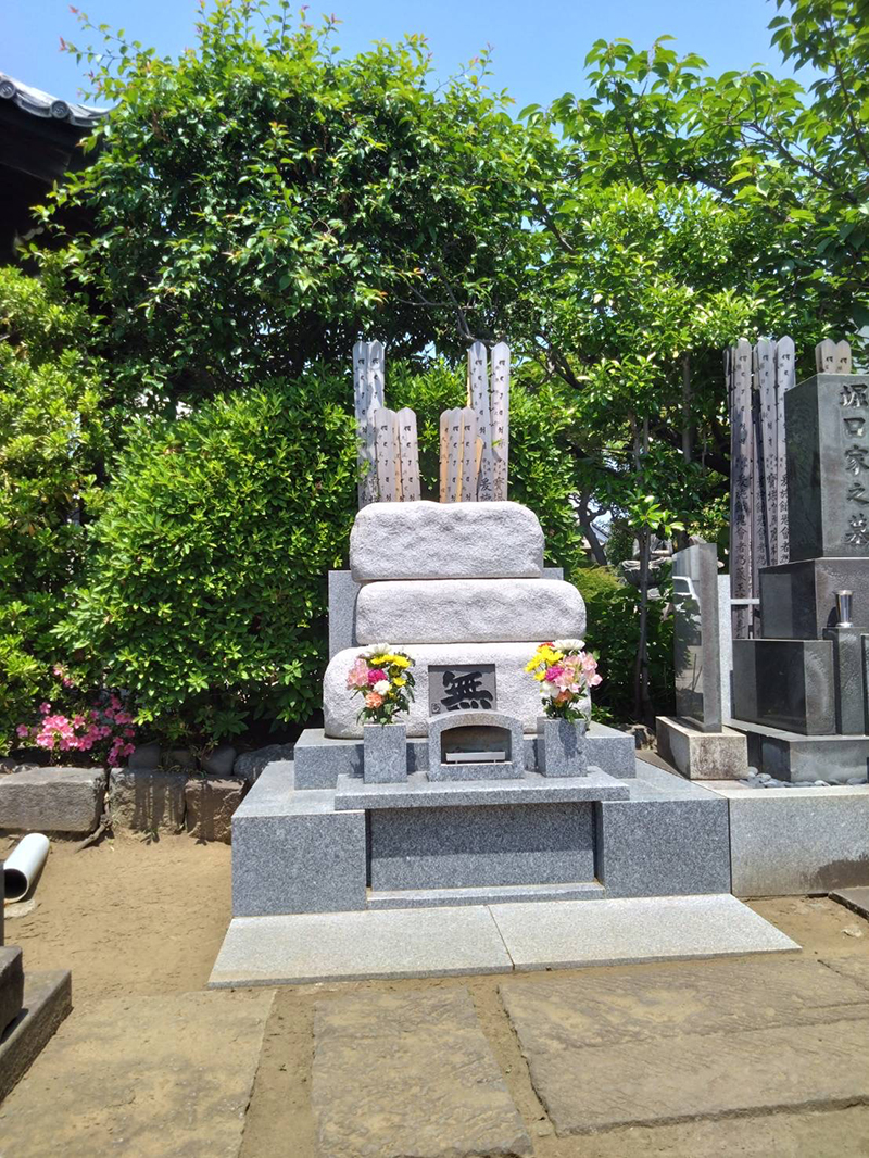 三回忌を迎えた中尾さんが眠る墓