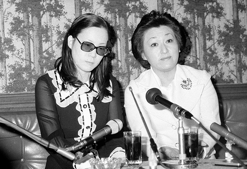 10億円を超える借金について会見で説明する島倉さん（左）後見人として同席した細木さん（右）