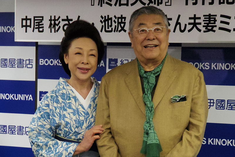 著書『終活夫婦』の刊行記念トークショーを開いた中尾さん（右）と池波（2018年）