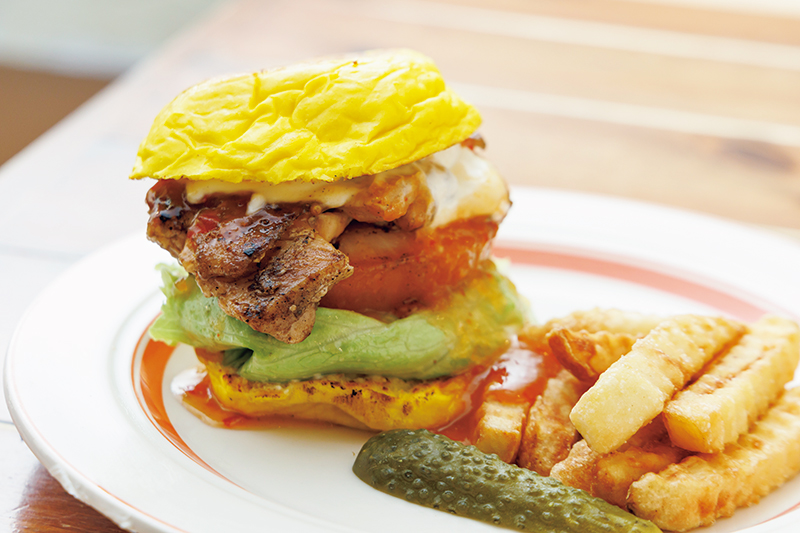 甘さ、辛さ、酸味、旨み…いろんな味わいがぎっしり「スイートチリチキンバーガー レモンバンズ」（1815円）
