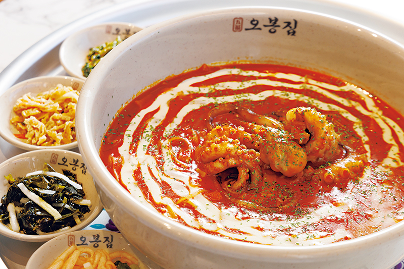 本場韓国産のテナガダコを贅沢に使用！「トゥーンバカルナクチ」（1人前2200円 ※写真は2人前）
