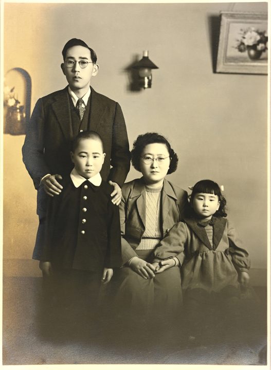 愛知県の一色町（現在は西尾市）で、代々医師を生業とする高須家に生まれ育った克弥少年。写真は左から順に、父・省吾、克弥、母・登代子、妹。（本人提供）