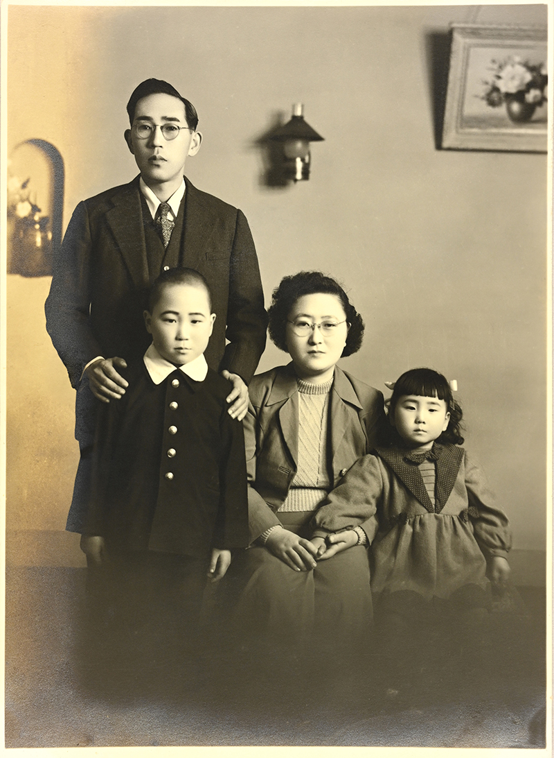 愛知県の一色町（現在は西尾市）で、代々医師を生業とする高須家に生まれ育った克弥少年。写真は左から順に、父・省吾、克弥、母・登代子、妹・みどり。（本人提供）