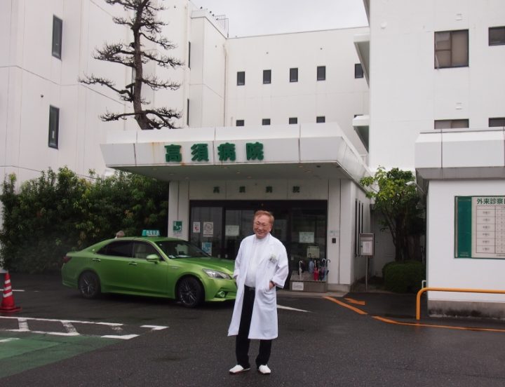 愛知県西尾市一色町の高須病院が、高須克弥の本拠地。写真は2025年9月、月に一度の回診に訪れた高須。（本人提供）