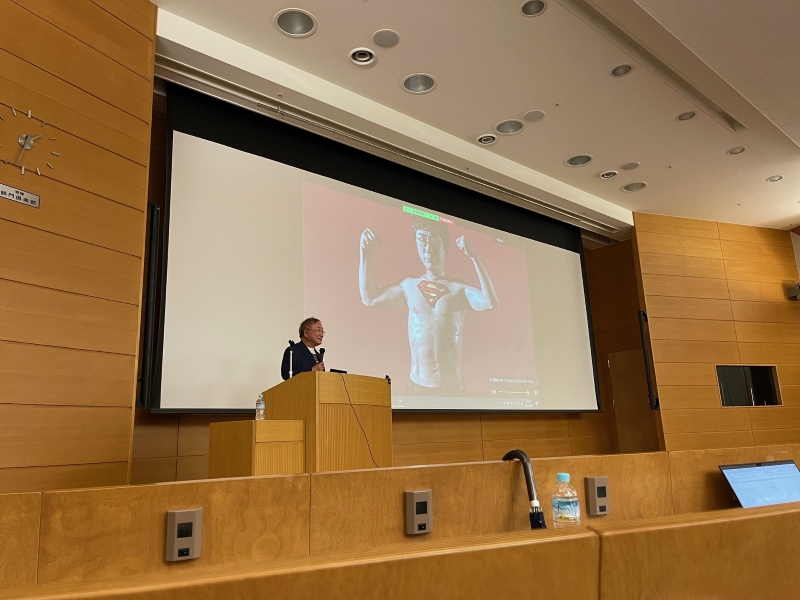東京大学の学生たちを前に、講義を行う高須克弥。（本人提供）