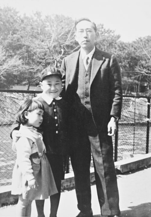 父・省吾と兄妹の3ショット。（本人提供）