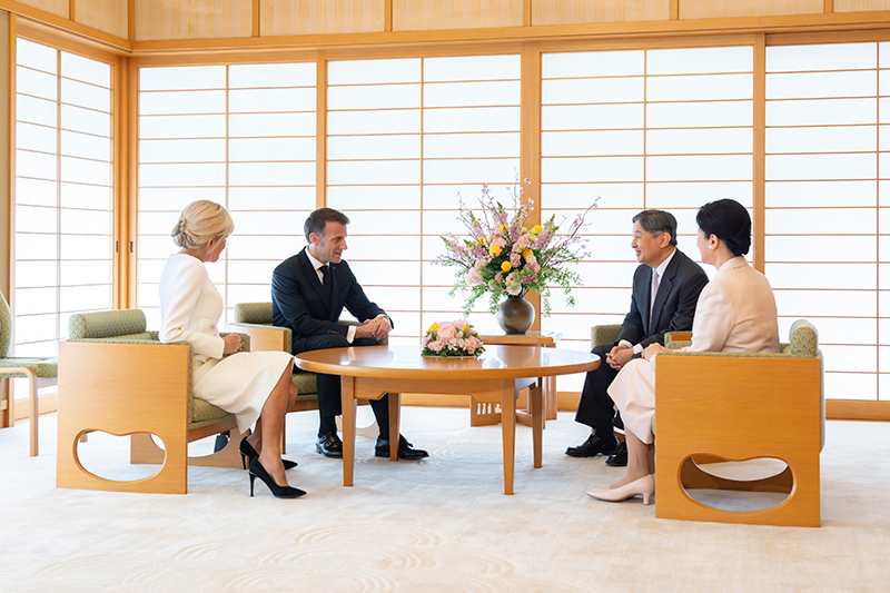 円卓を囲んで会見される、両陛下とマクロン仏大統領夫妻（2026年4月、東京・千代田区）