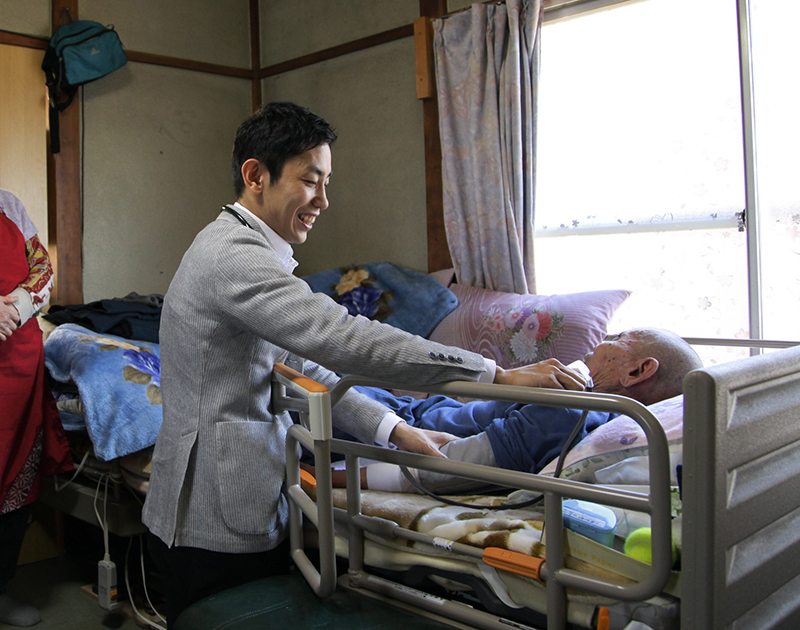 その人らしい最期を迎えられるよう、安井さんは在宅医として患者の希望に寄り添う