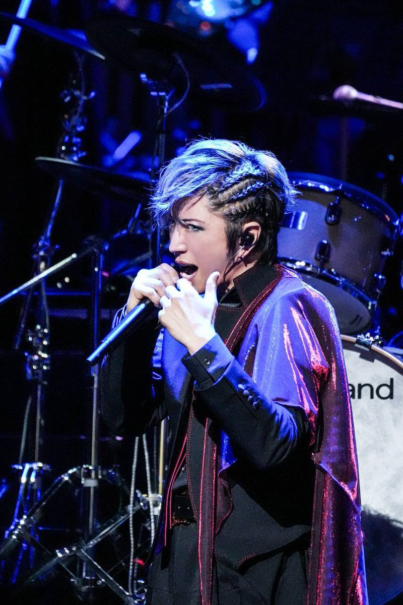ライブで熱唱するGACKT（GACKTのXより）