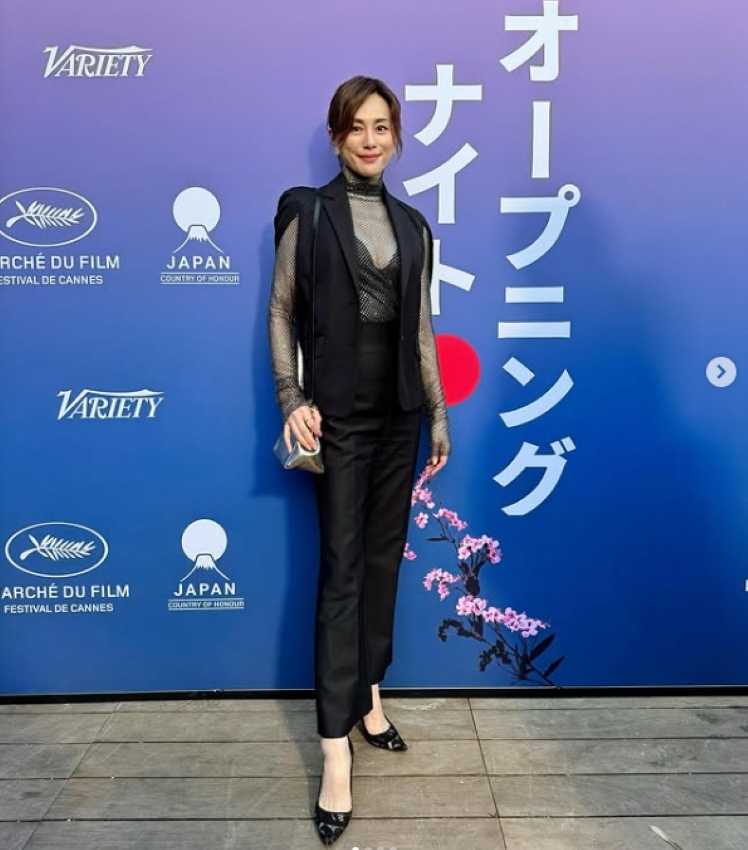 シースルーが似合う米倉涼子（Instagramより）