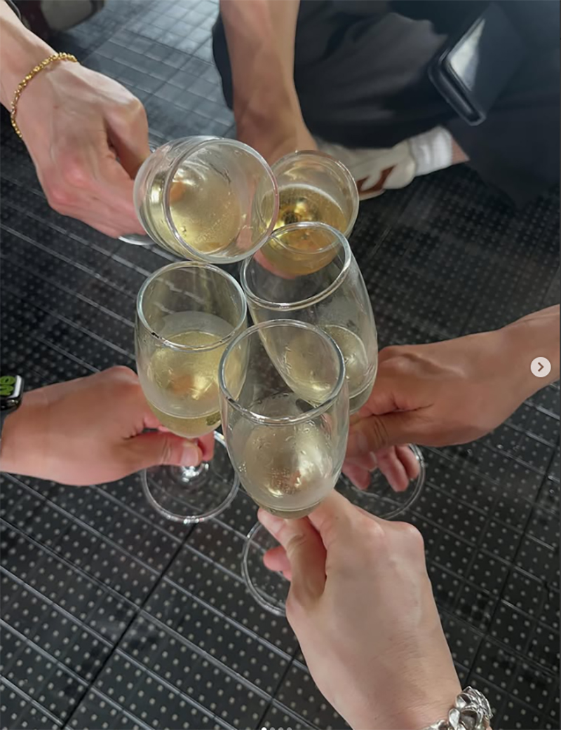 最後の締めくくりに、ステージに残った5人だけで乾杯した（松本のインスタグラムより）