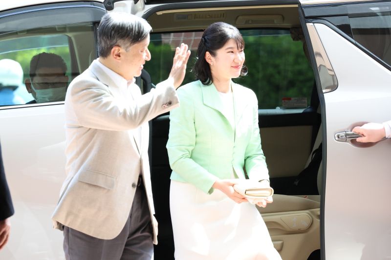 車から降りられた陛下と愛子さま。（2026年5月、写真／JMPA）
