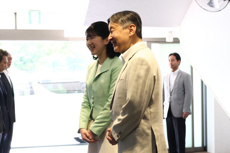 試合前に担当者とご挨拶。（2026年5月、写真／JMPA）
