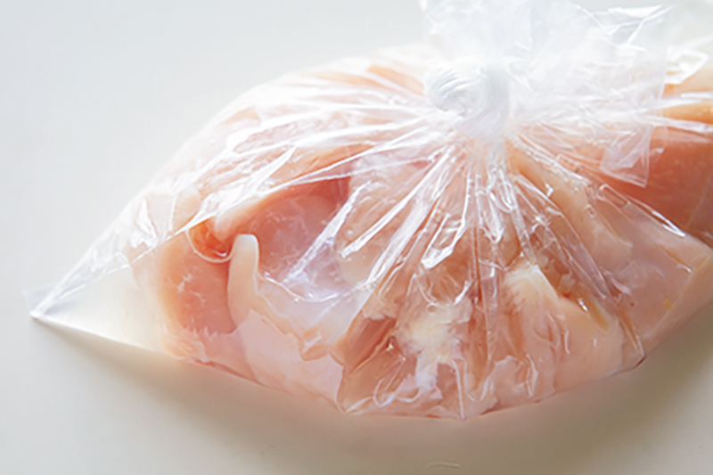 保水力の高い塩と砂糖を1：2の割合で溶かした水に鶏肉を半日つける。ジューシーで弾力のある歯ごたえに