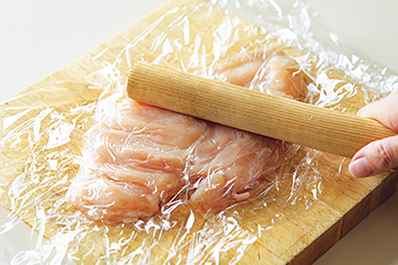 鶏肉を綿棒などで叩き筋繊維を断つ。簡単に噛み切れる新食感のやわらかさ！