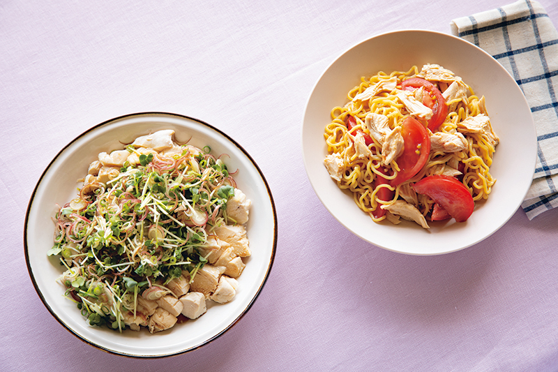 左：蒸し鶏の薬味まみれ　右：蒸し鶏とトマトの和え麺