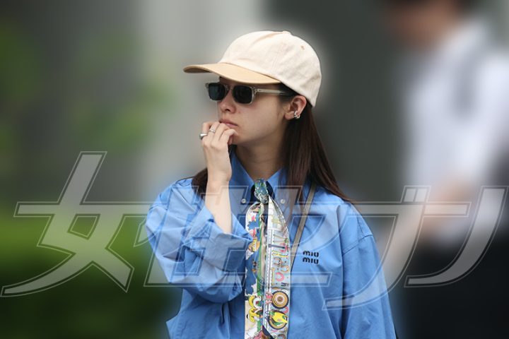 シャツはMIU MIU（2026年5月）