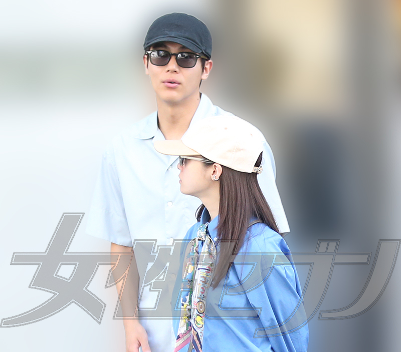 買い物をする中川と橋本。（2026年5月）