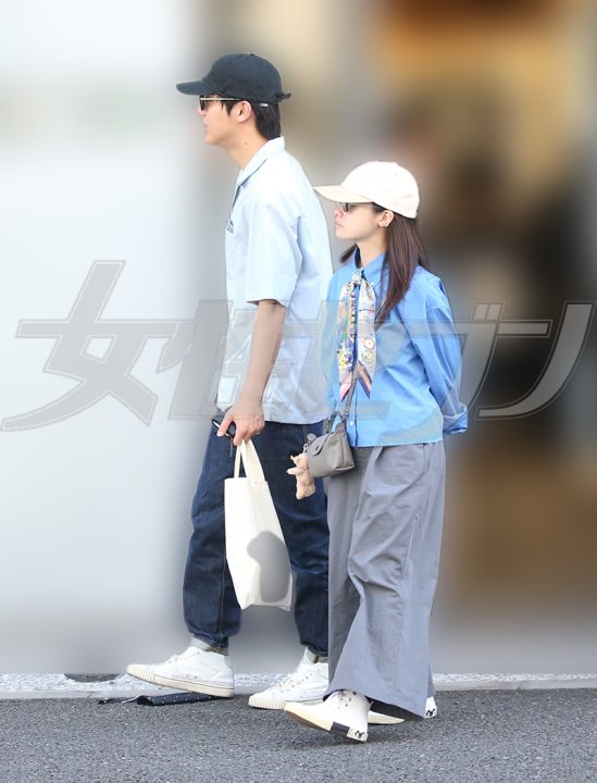 ラフな装いで橋本をエスコートする中川（2026年5月）