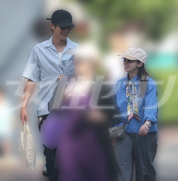 笑顔で会話をする中川と橋本（2026年5月）